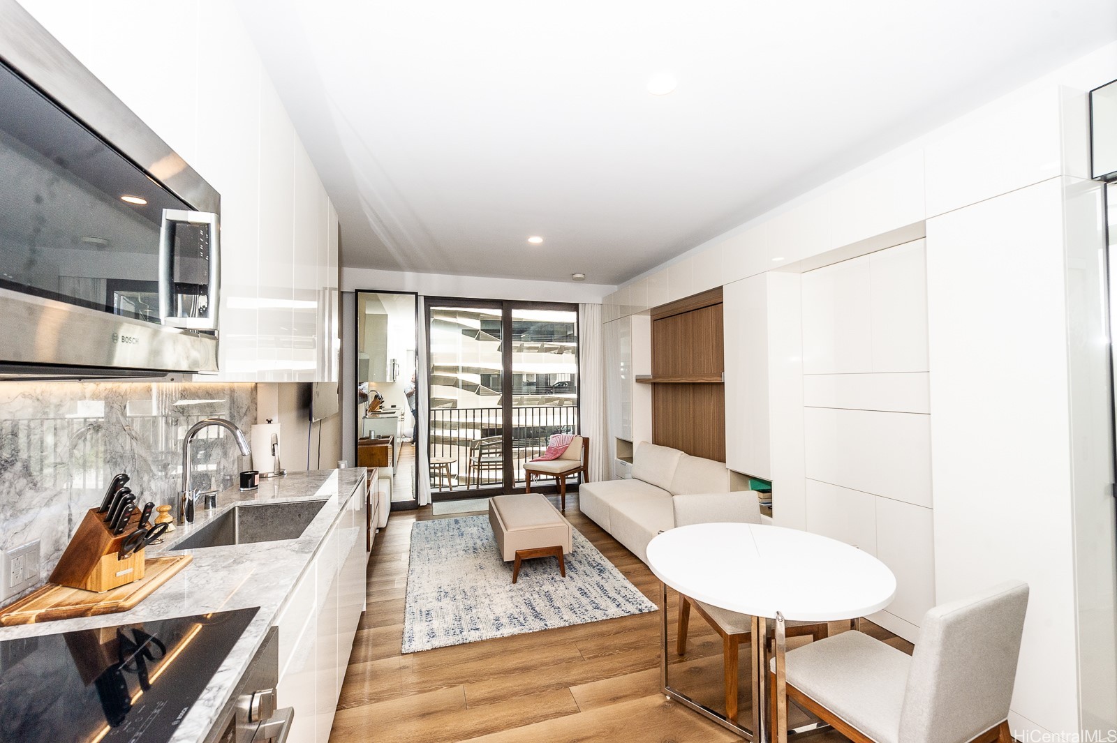 987 Queen Street 606