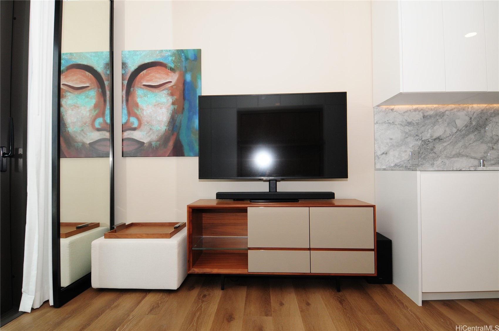 987 Queen Street 1208