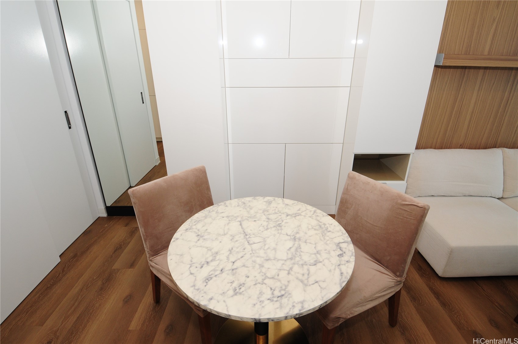 987 Queen Street 1208