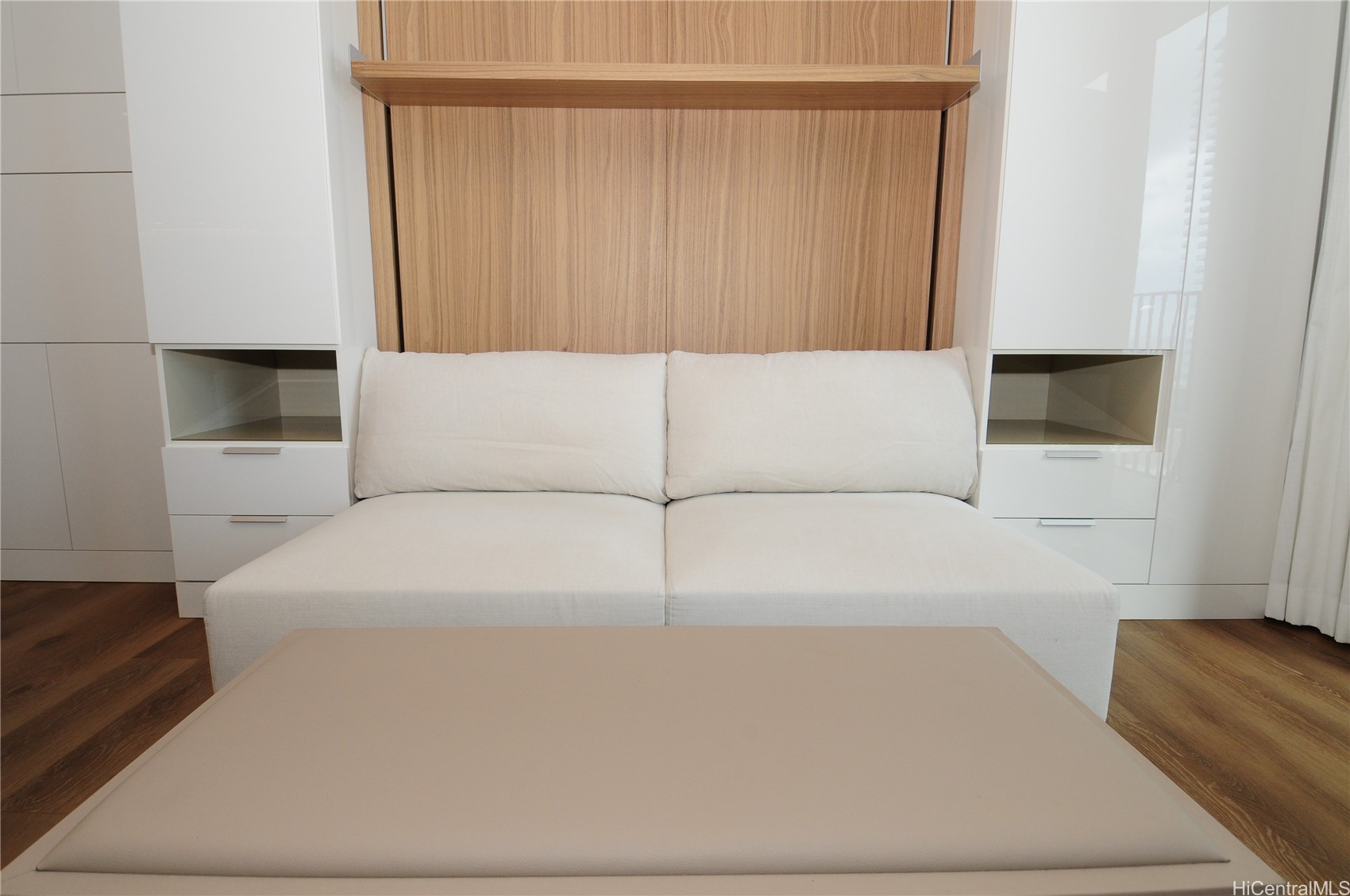 987 Queen Street 1208