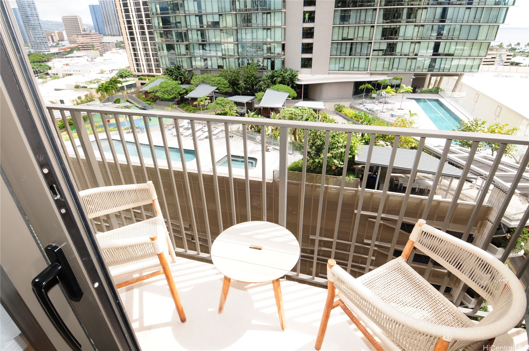 987 Queen Street 1208