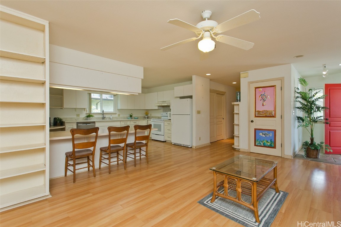 3346 E Manoa Road E