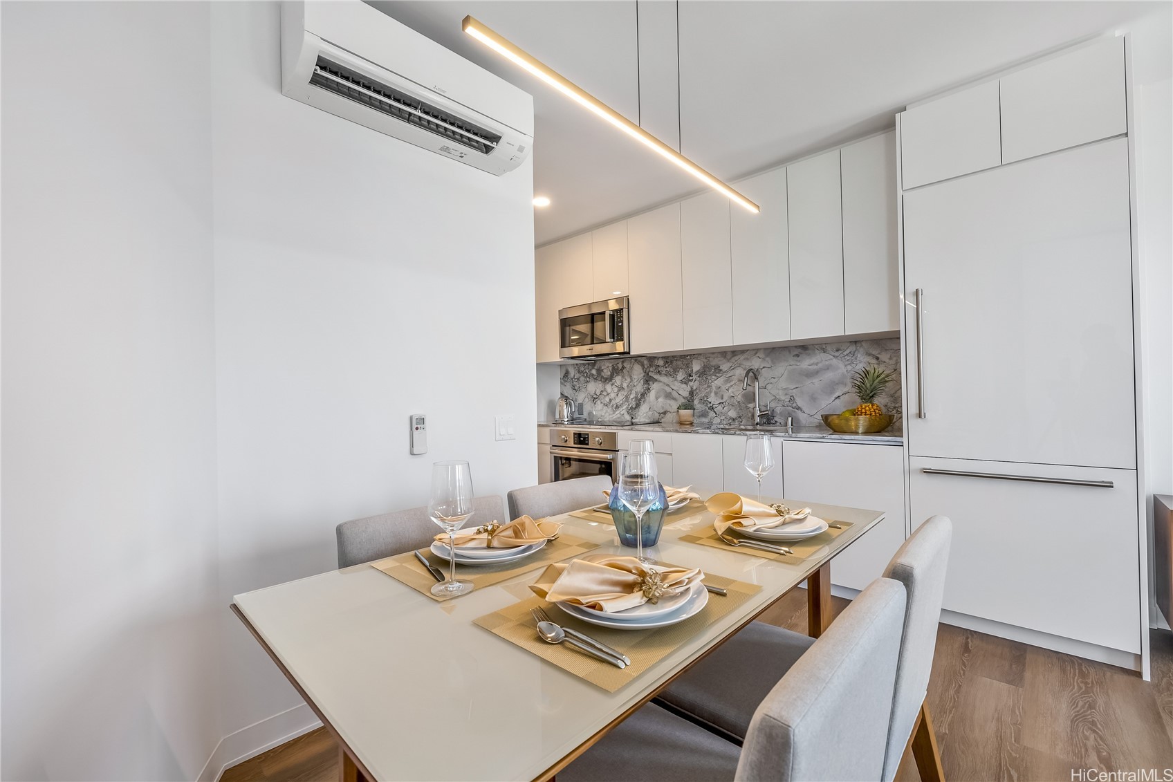 987 Queen Street 3517