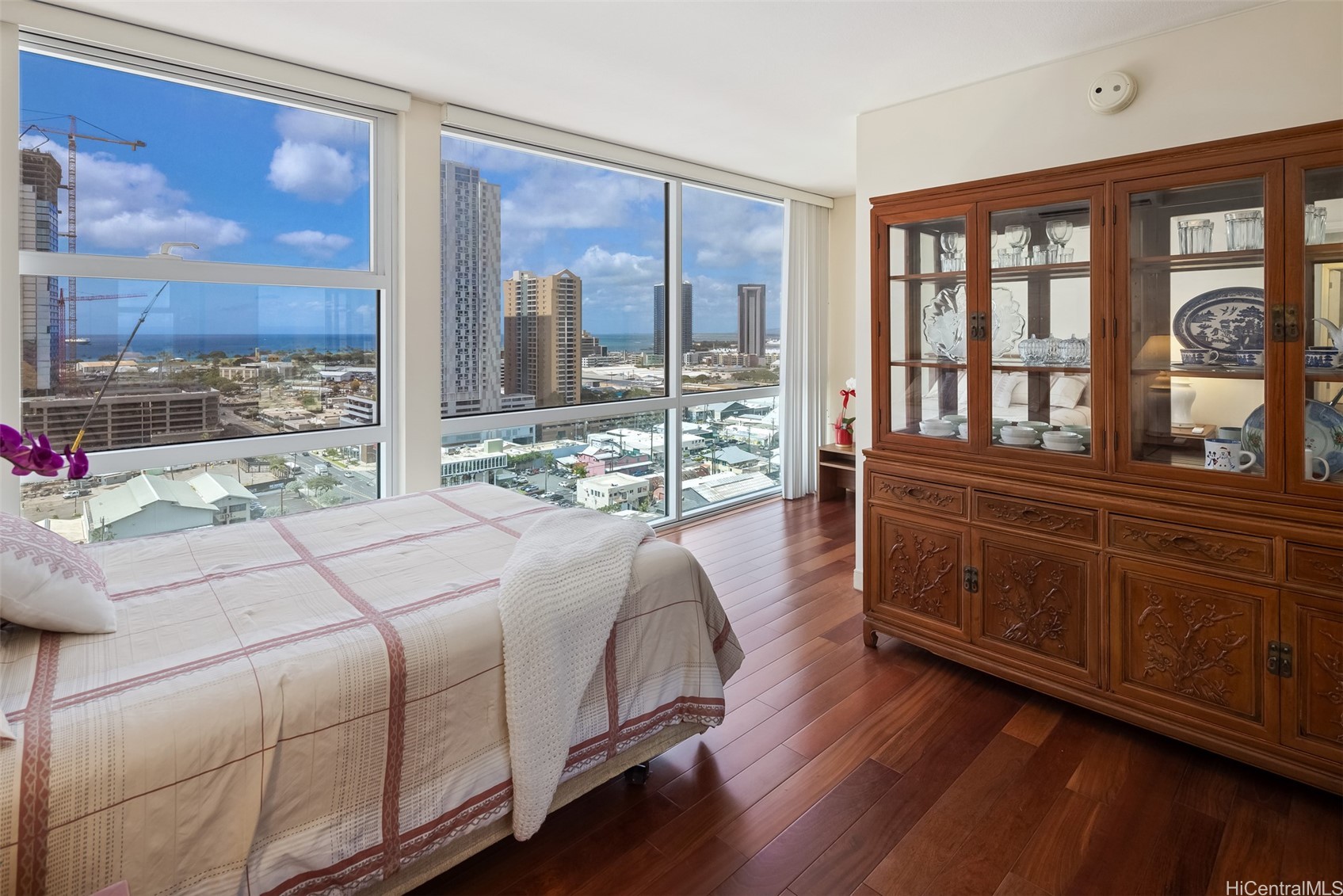 909 Kapiolani Boulevard 2002