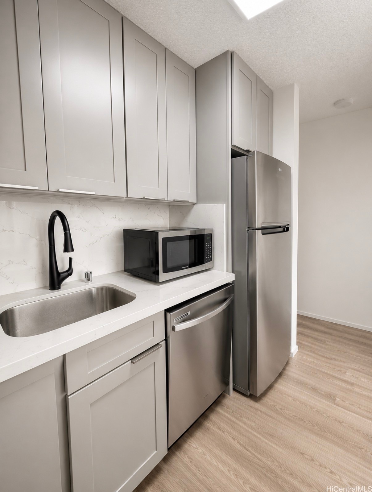 411 Hobron Lane 1506