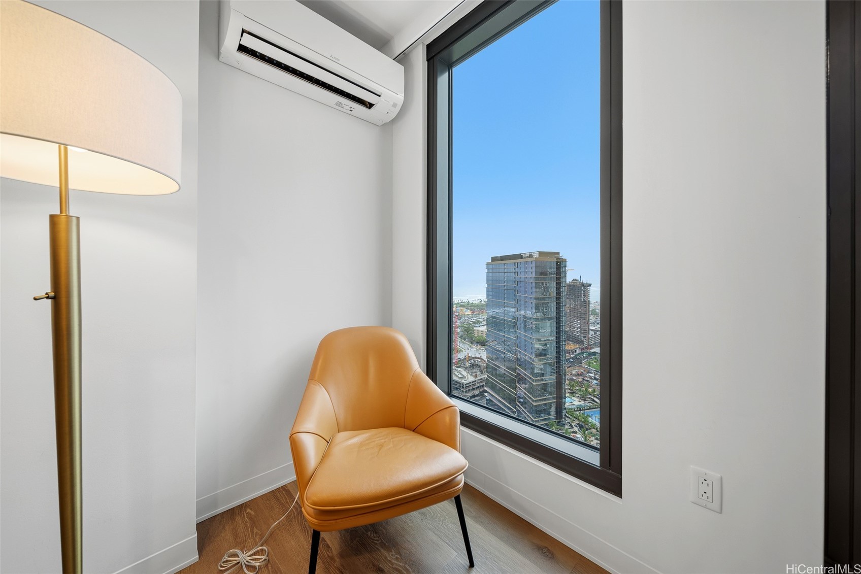 987 Queen Street 4013