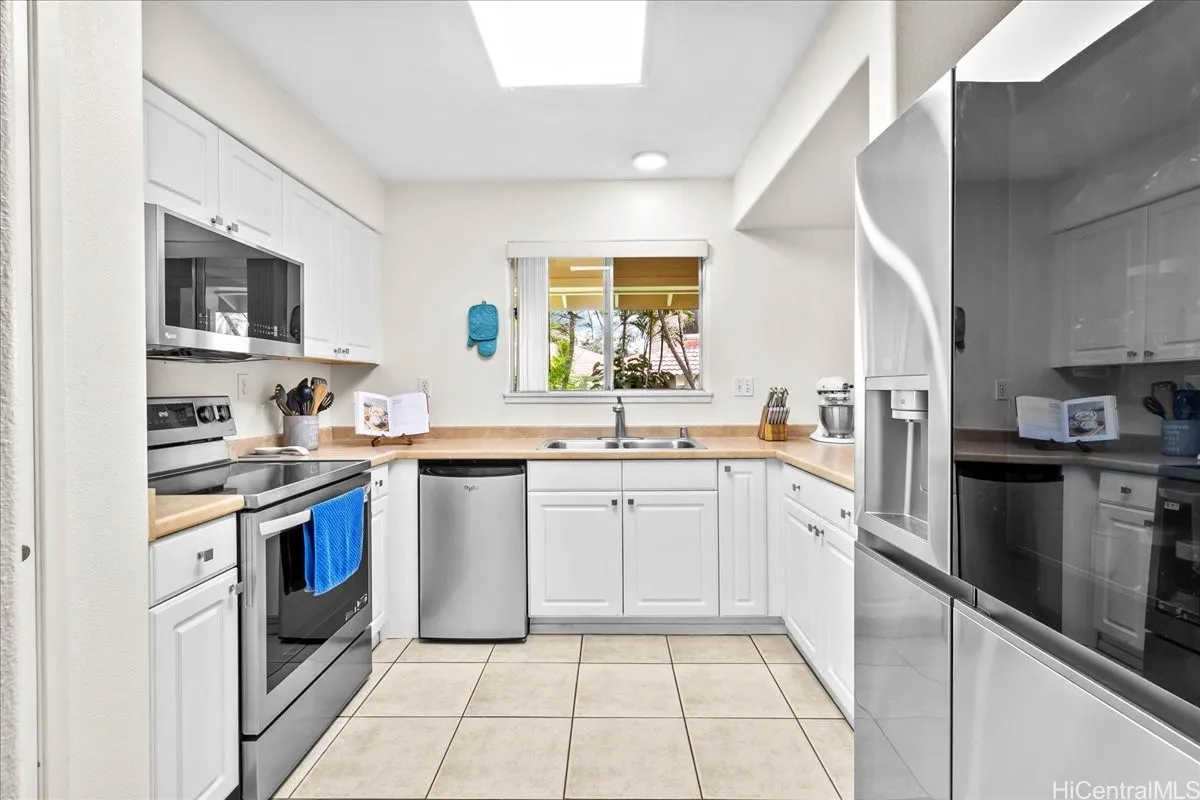 Kapolei, Hawaii 96707, United States, 4 Bedrooms Bedrooms, ,3 BathroomsBathrooms,Residential,Pending,110313