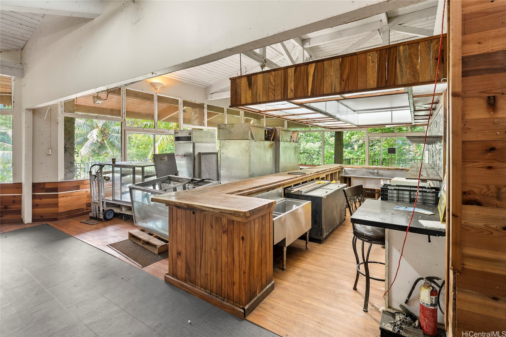 3737 Manoa Road