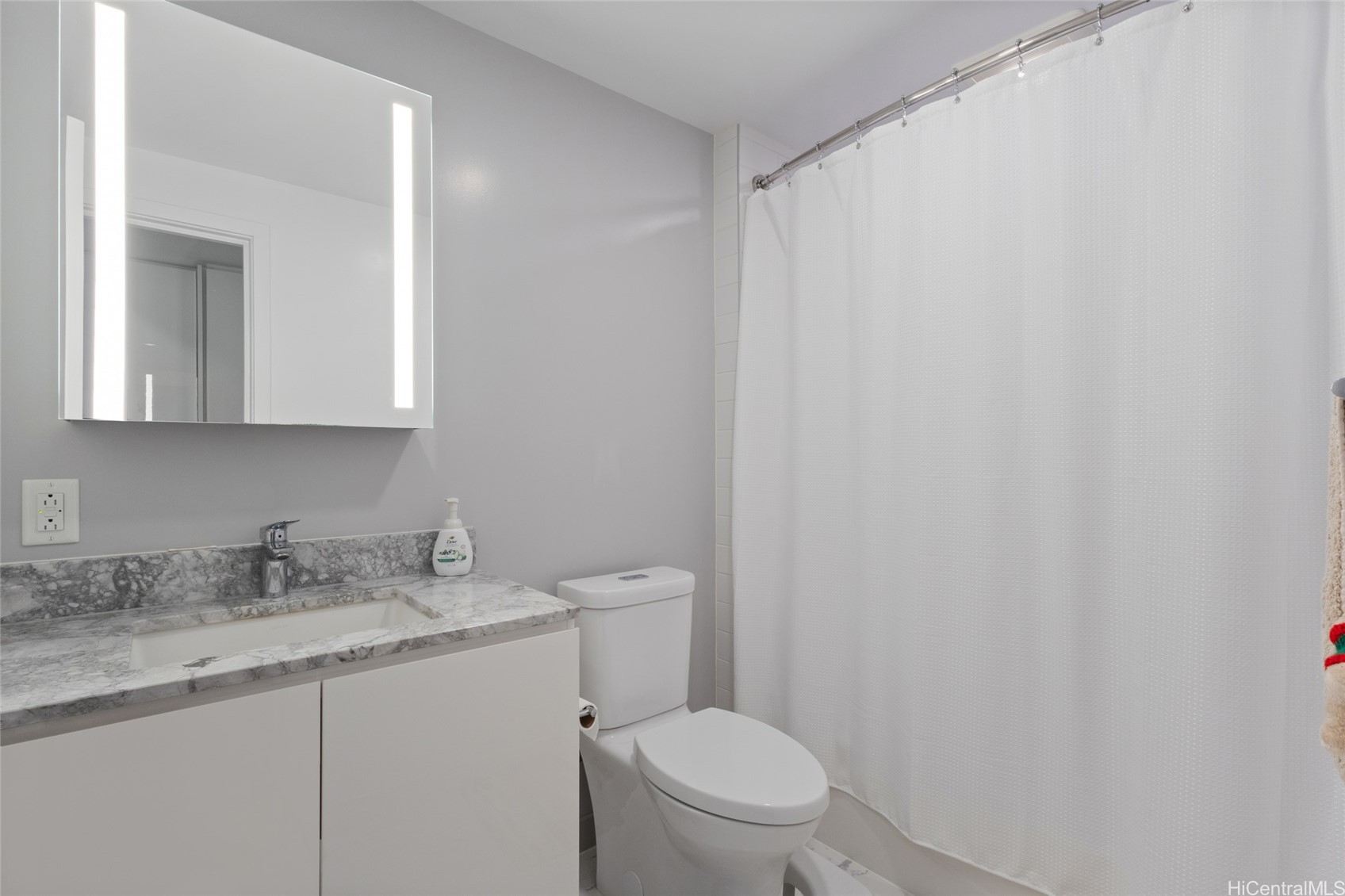 987 Queen Street 2806