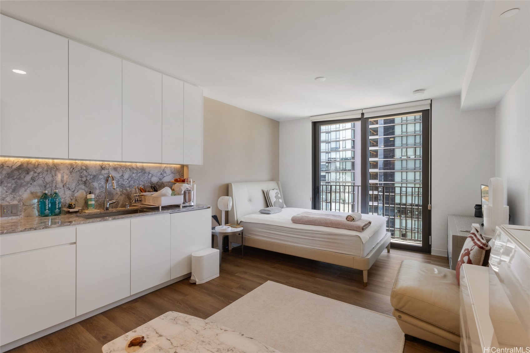 987 Queen Street 2806