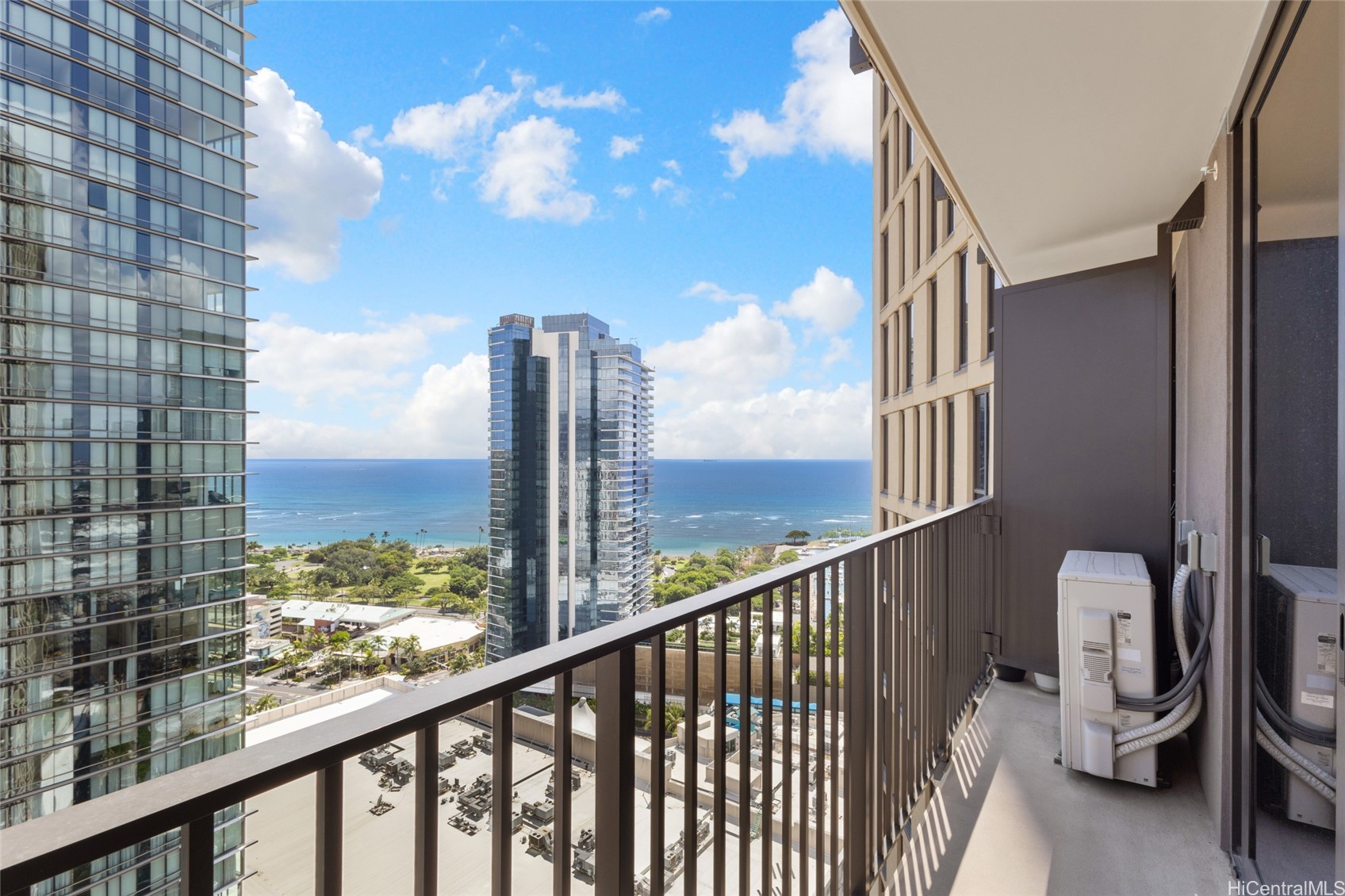 987 Queen Street 2806