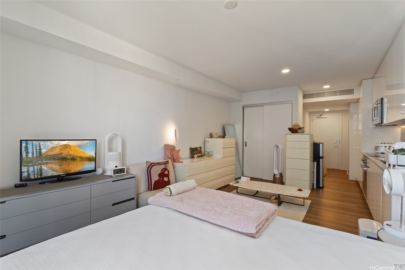 987 Queen Street 2806