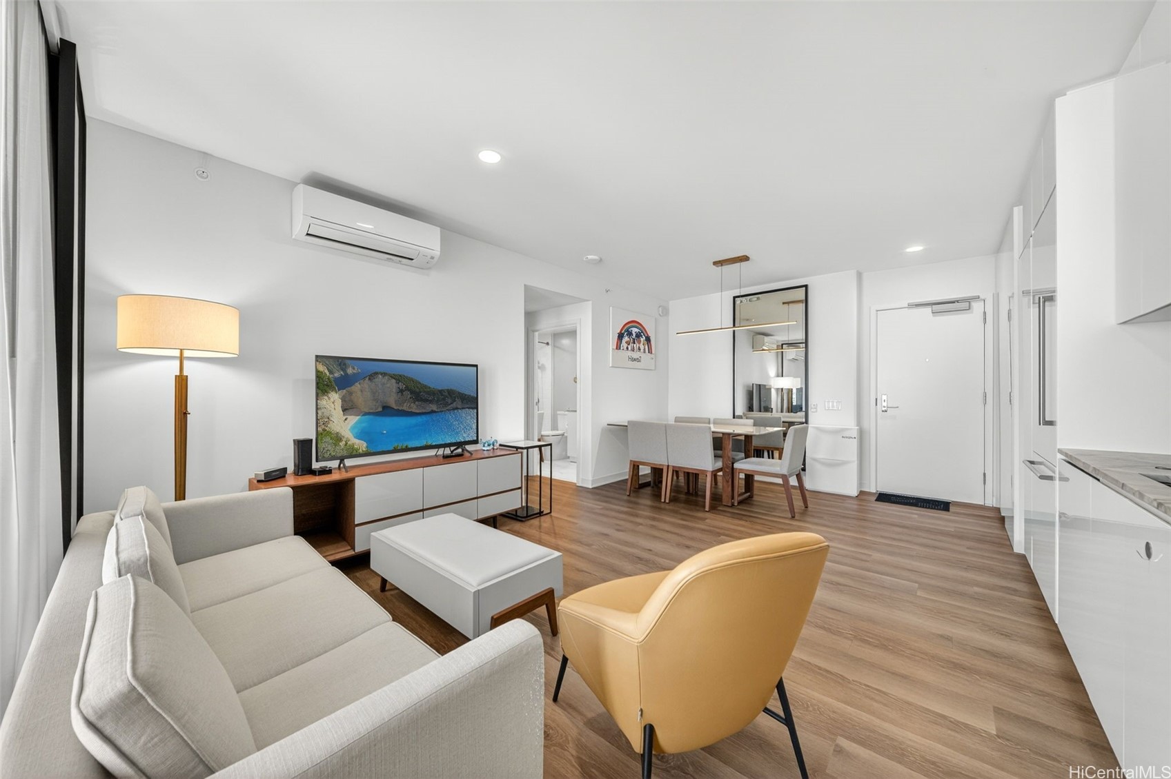 987 Queen Street 2303