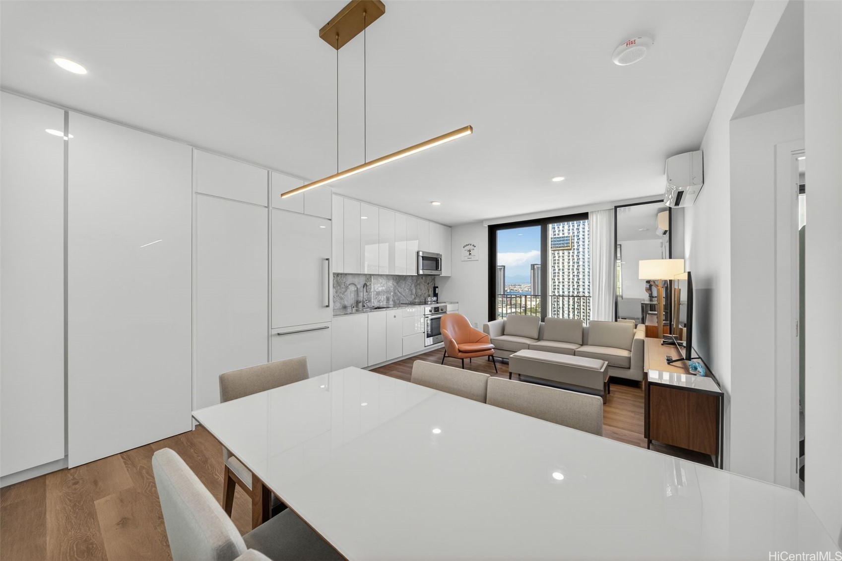 987 Queen Street 2303