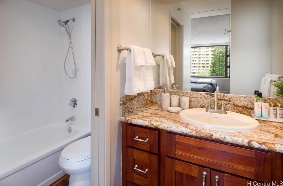Waikiki Banyan Condominium
