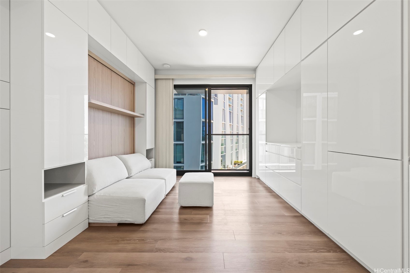 987 Queen Street 629