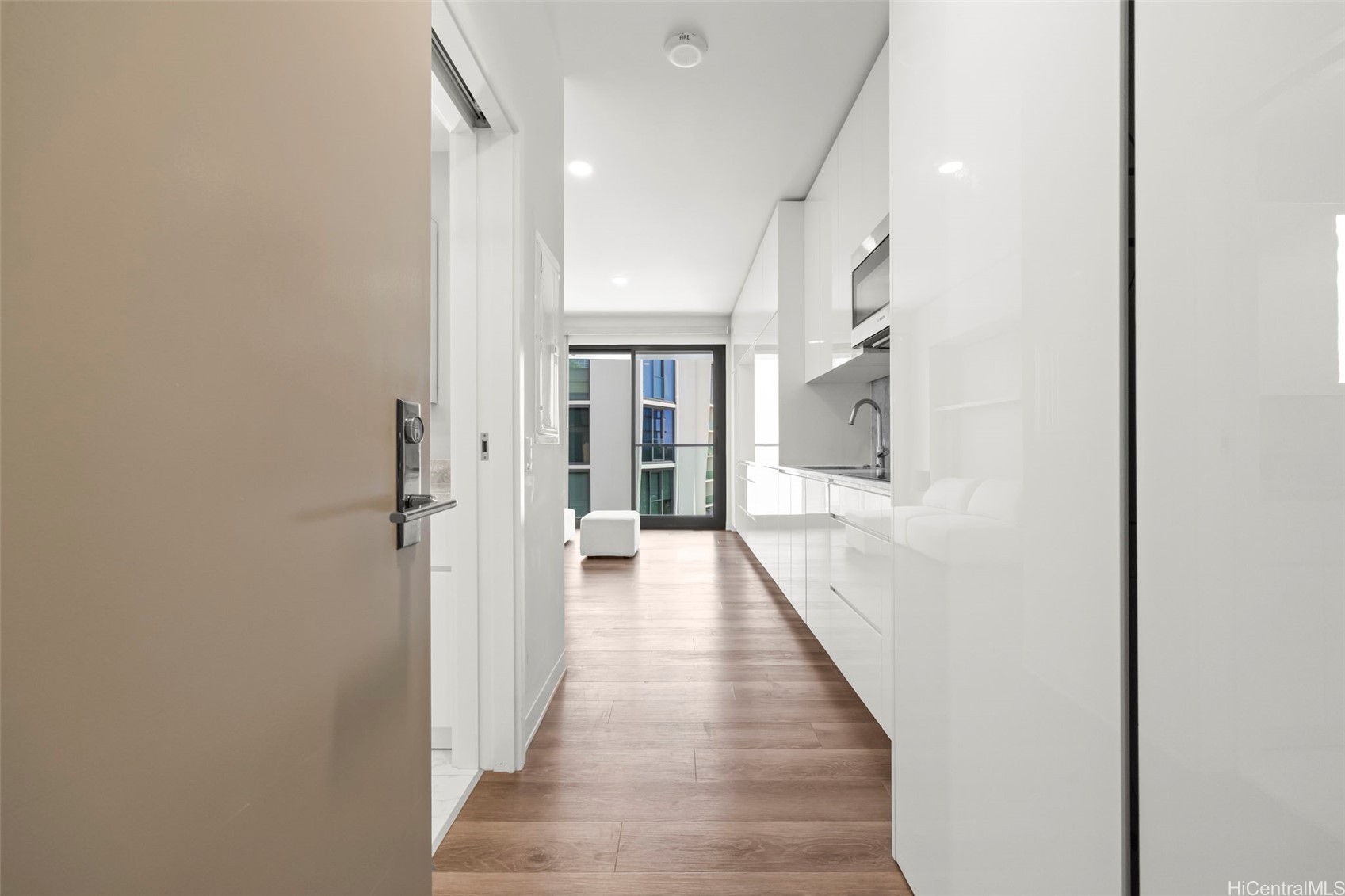 987 Queen Street 629