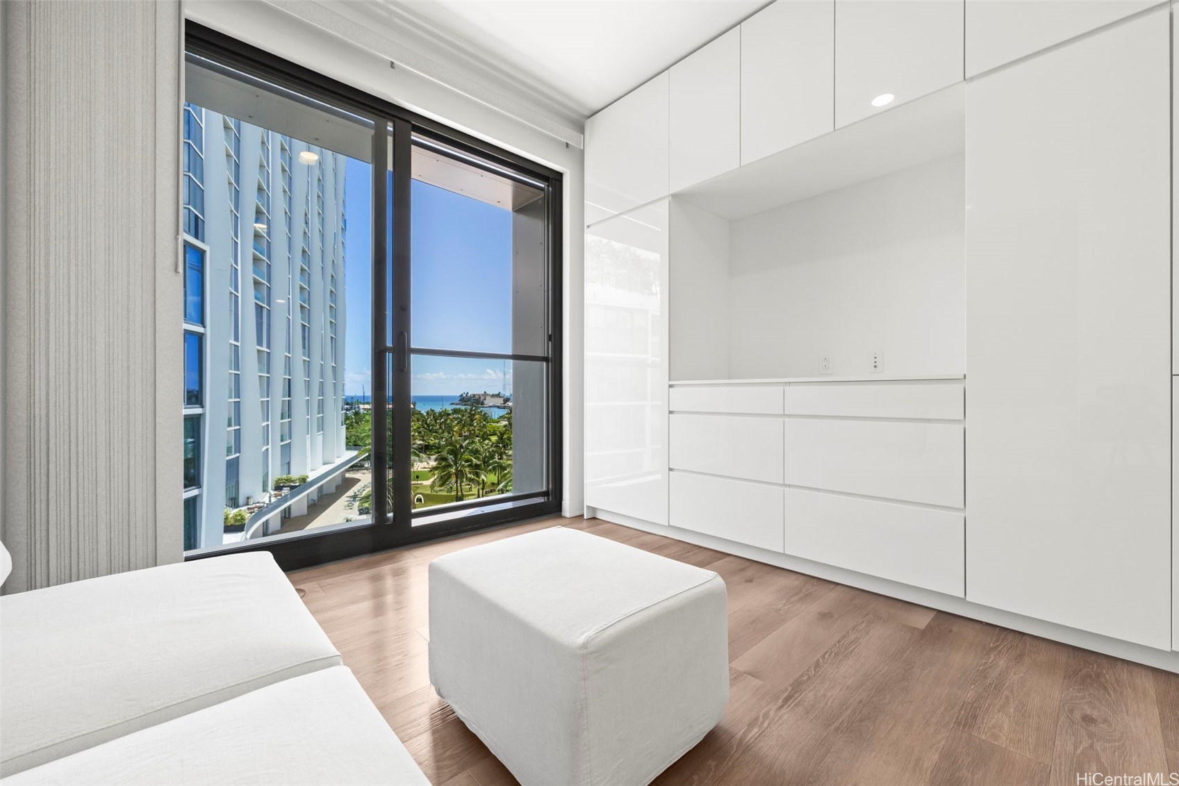 987 Queen Street 629