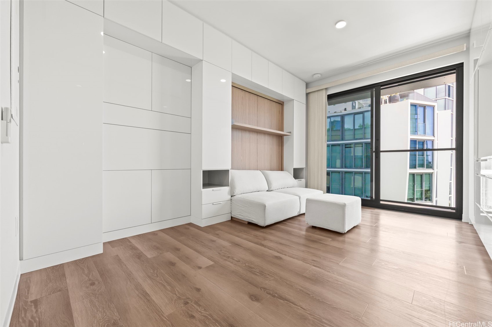 987 Queen Street 629