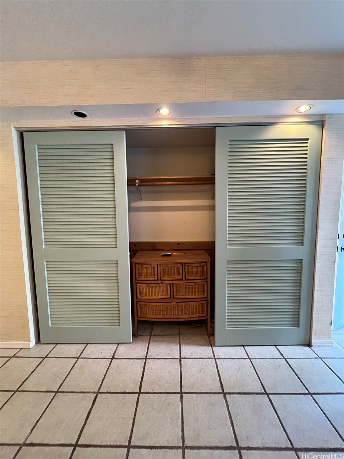 235 Liliuokalani Avenue 225