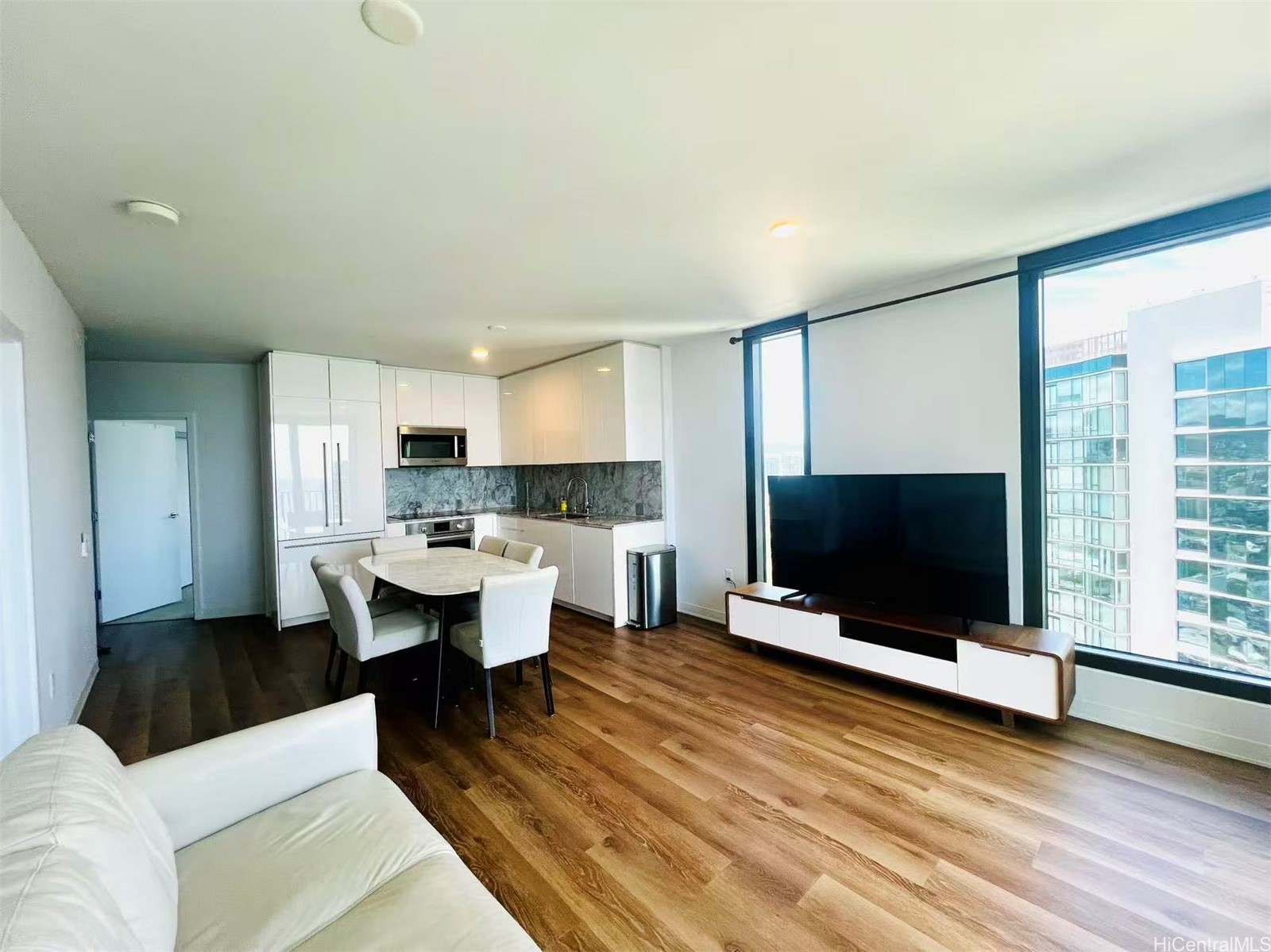 987 Queen Street 4002