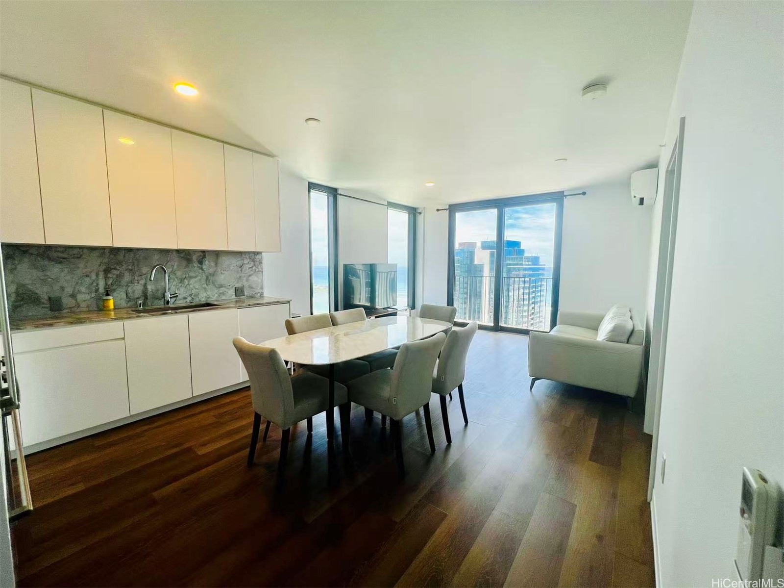 987 Queen Street 4002
