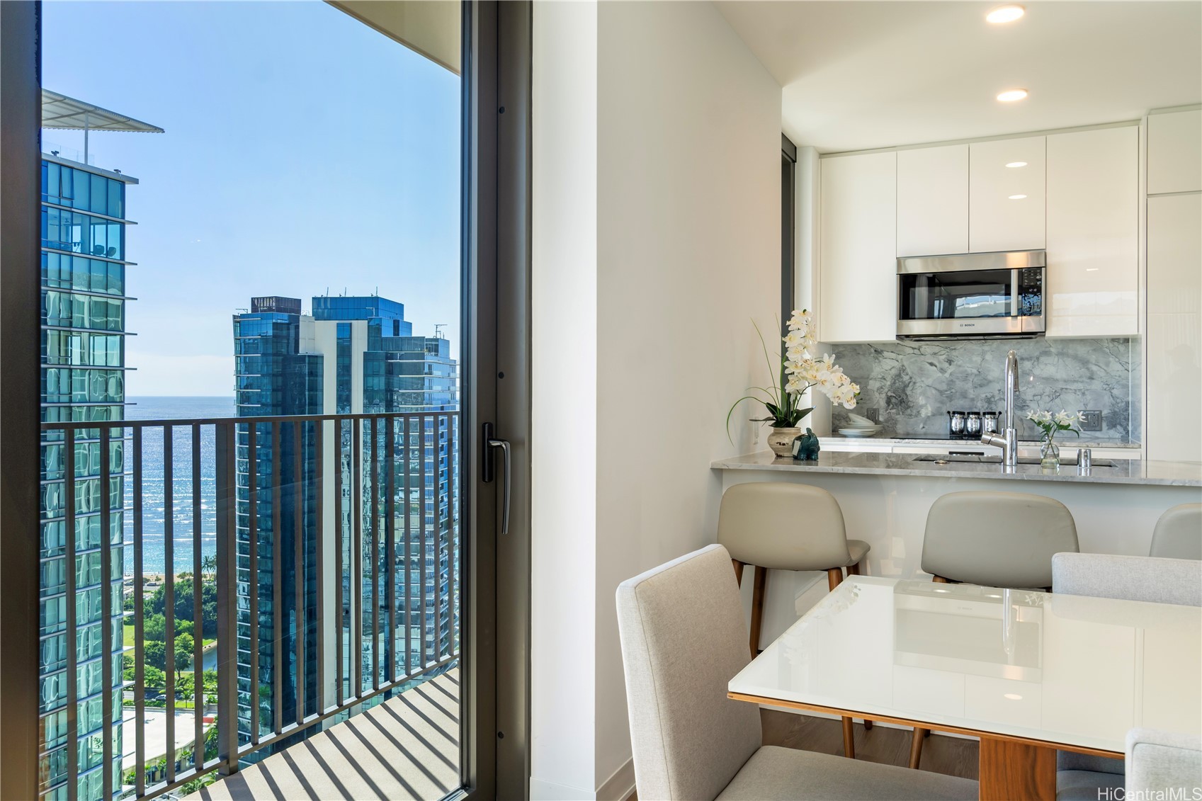 987 Queen Street 3714