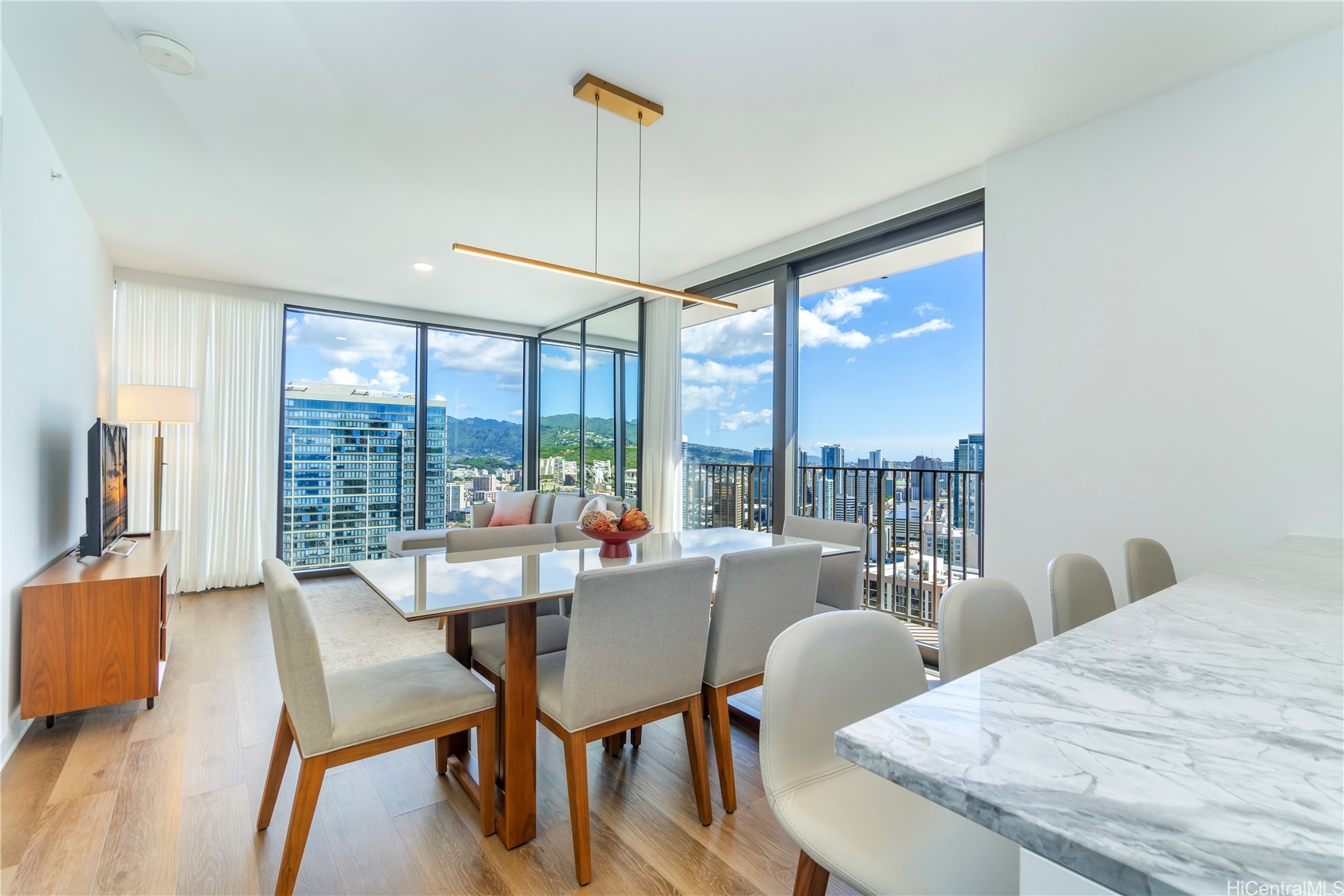 987 Queen Street 3714