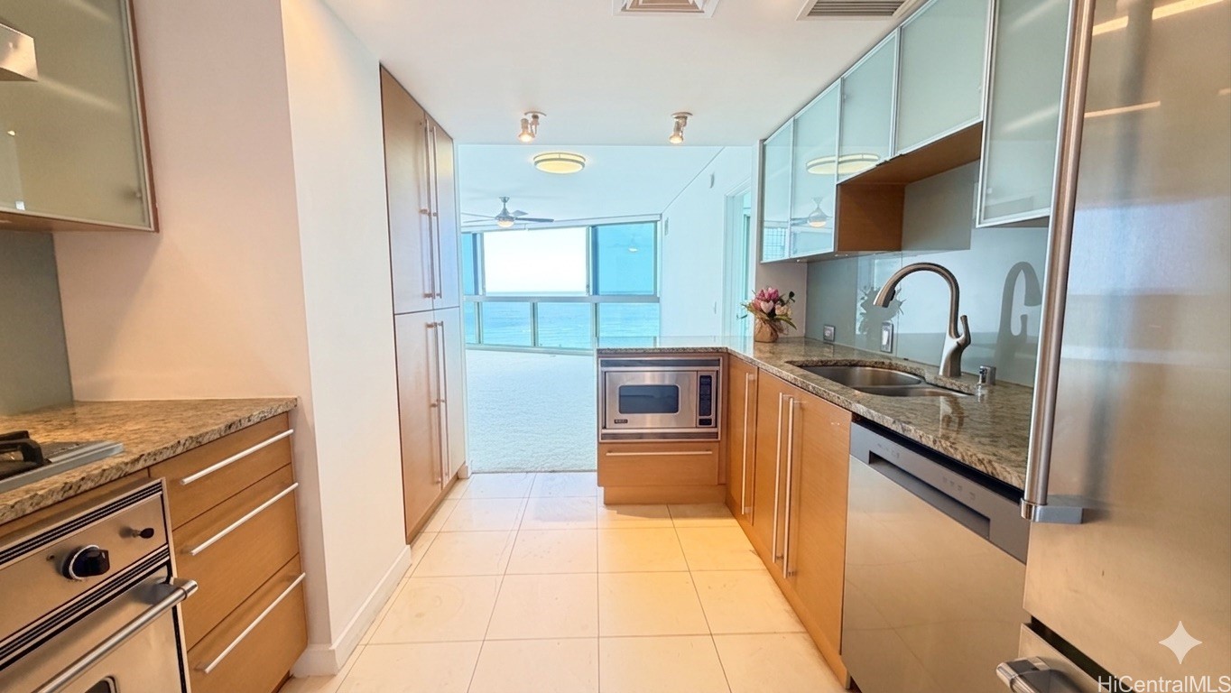 1177 Queen Street 3204