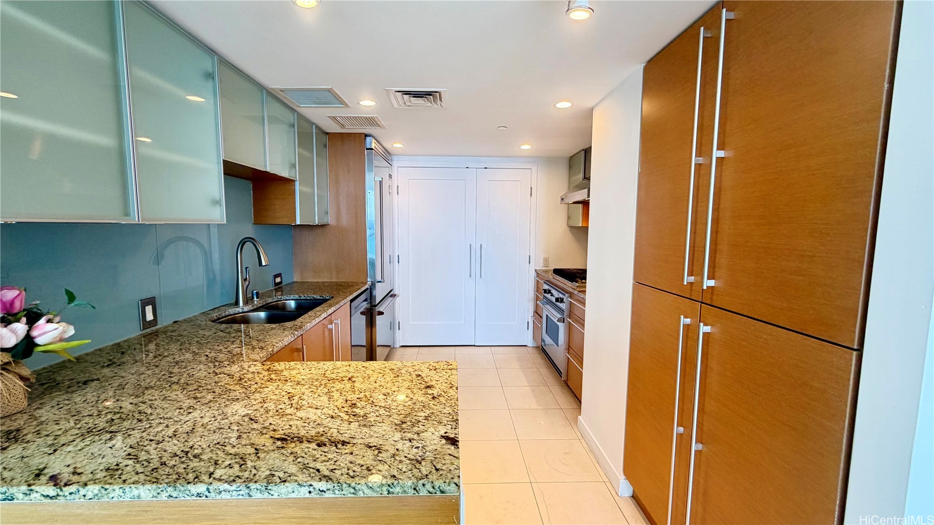 1177 Queen Street 3204