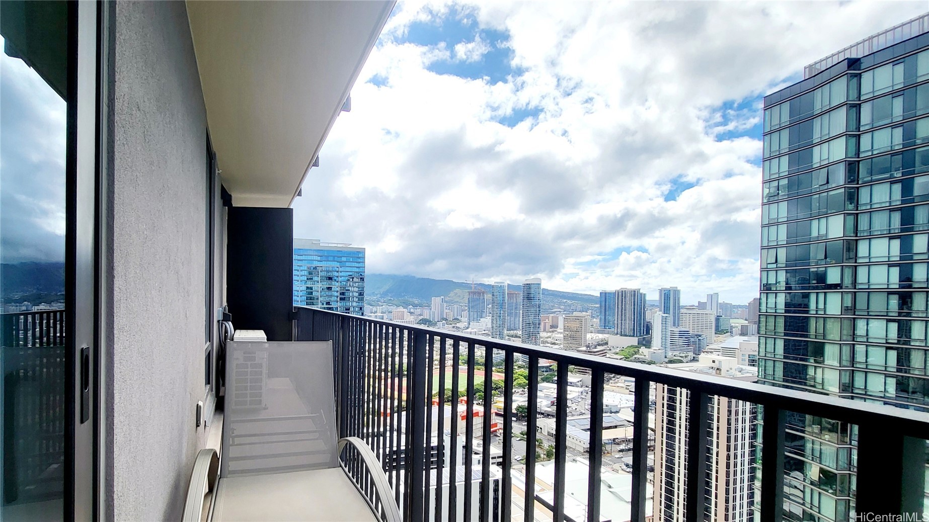 987 Queen Street 3412
