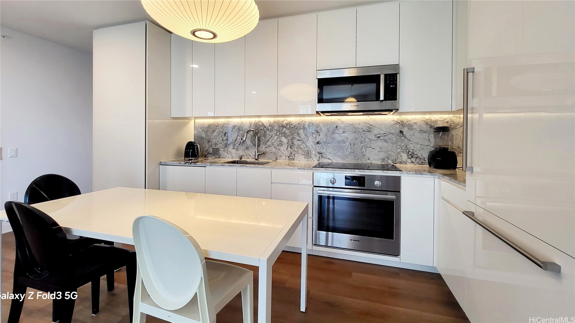 987 Queen Street 3412