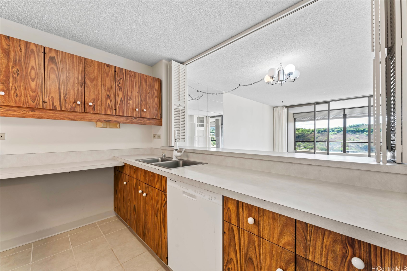 1717 Mott Smith Drive 2212