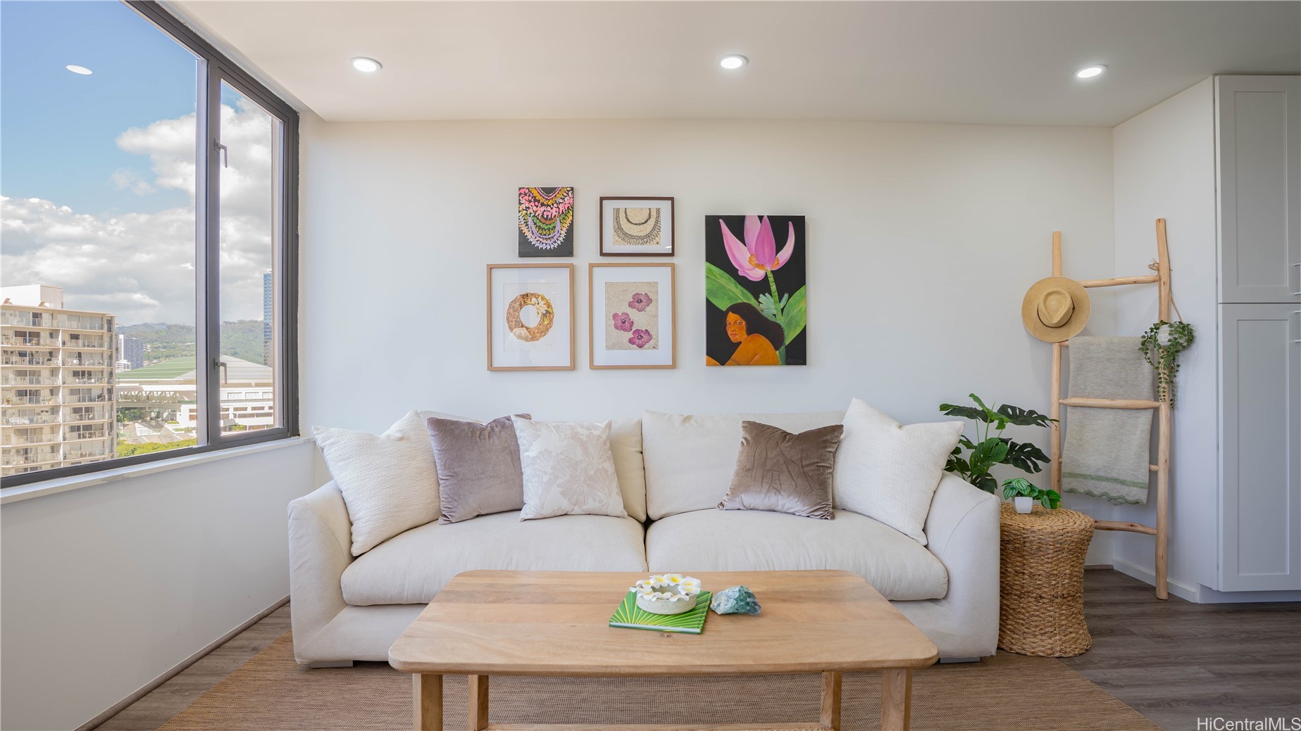 411 Hobron Lane 1212