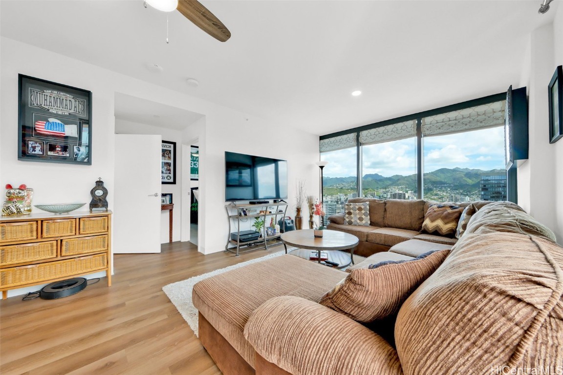 987 Queen Street 3914