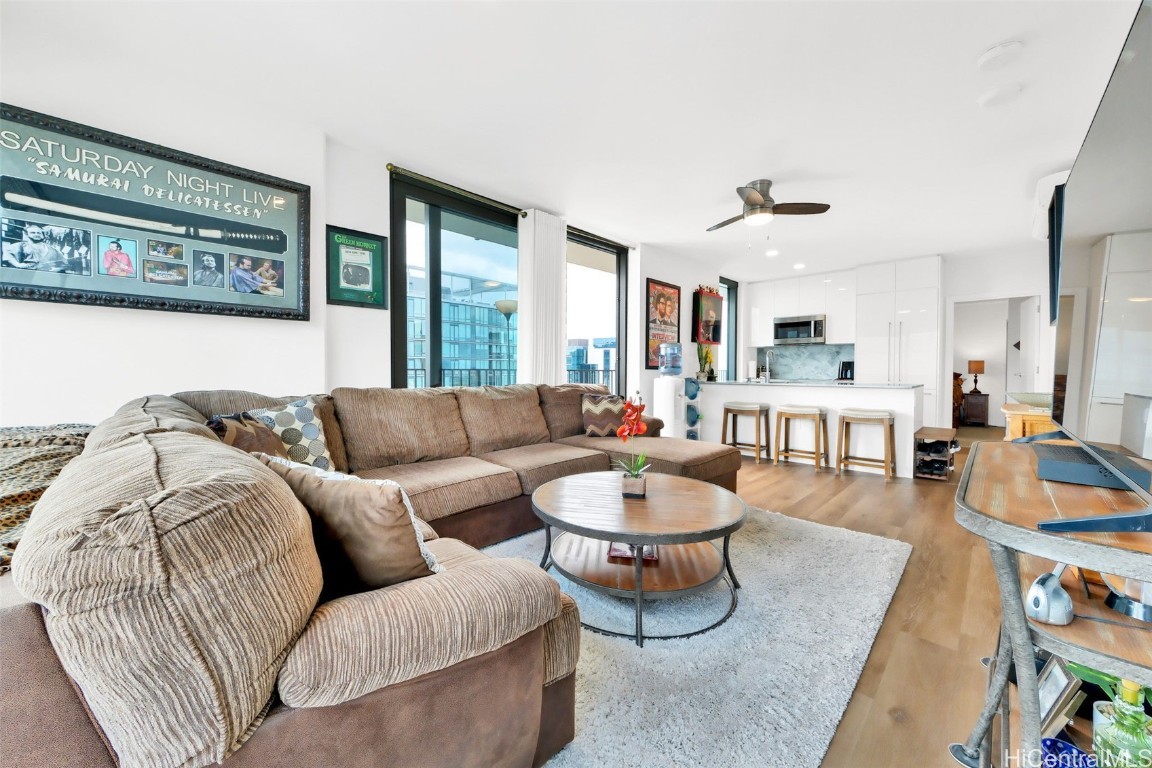 987 Queen Street 3914