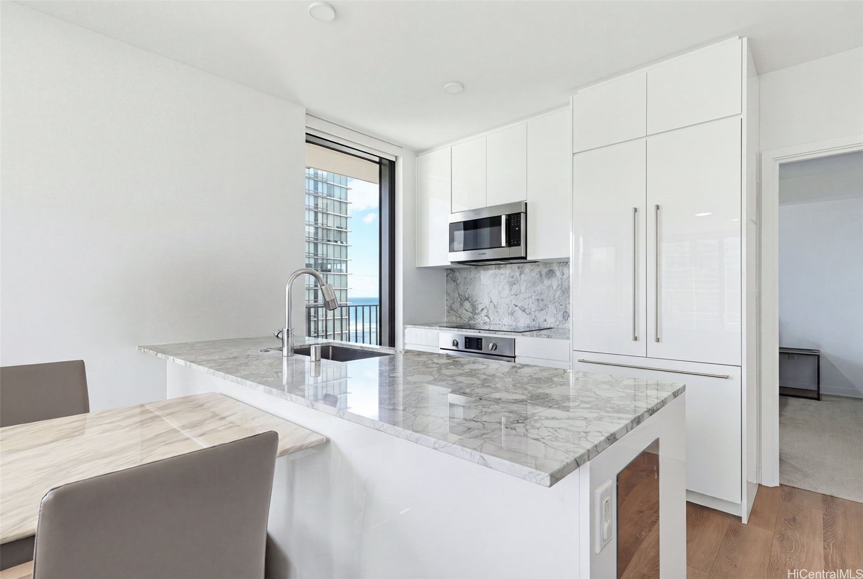 987 Queen Street 2814