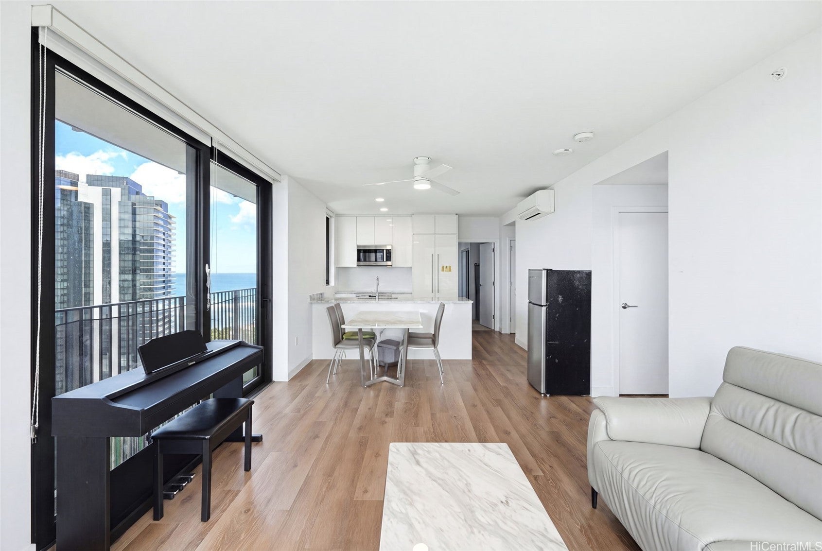 987 Queen Street 2814