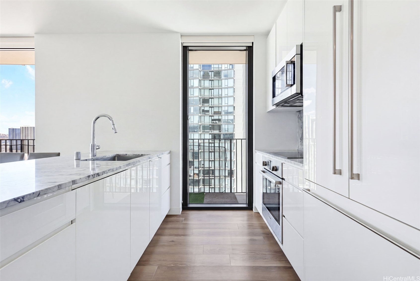 987 Queen Street 2814