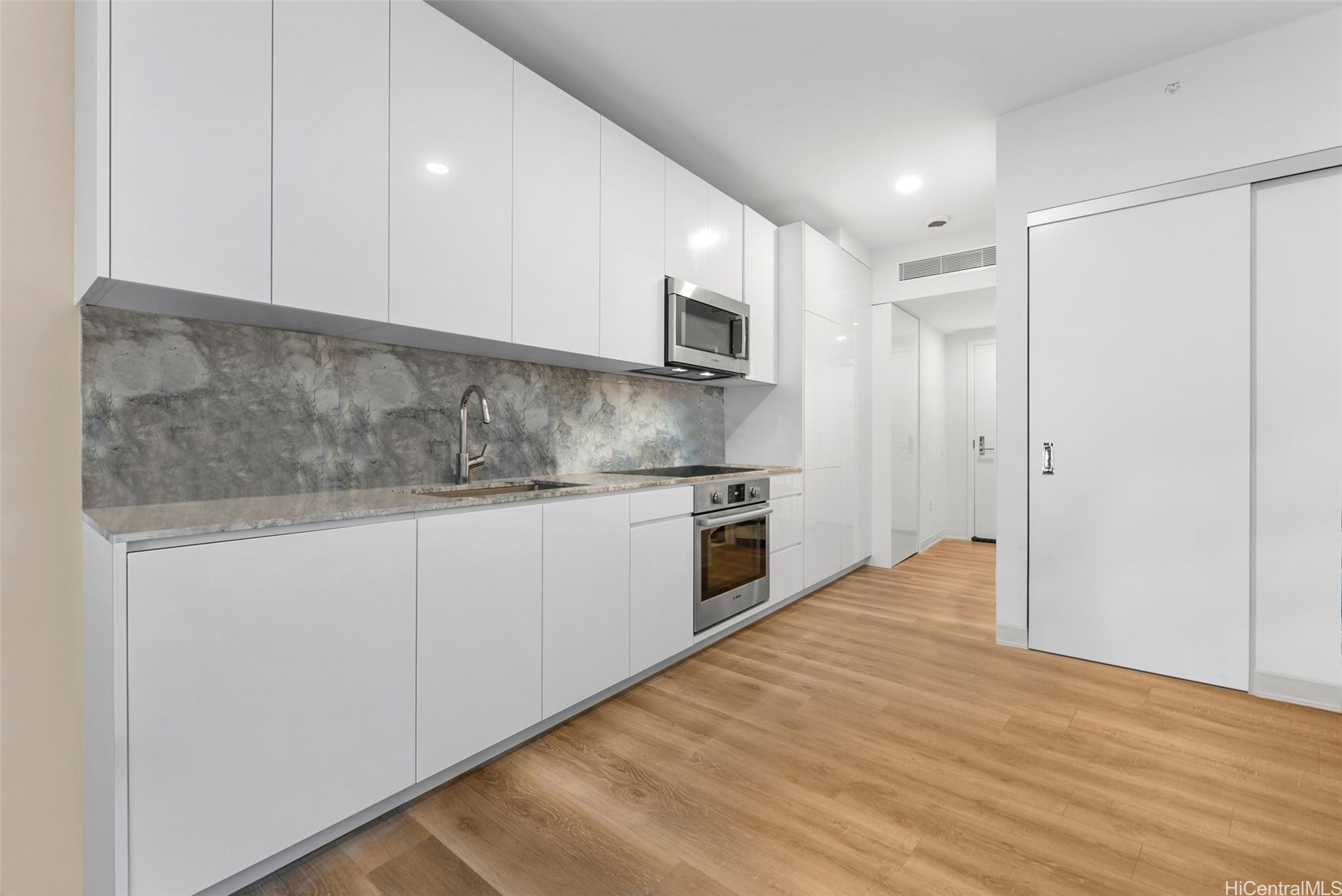 987 Queen Street 508