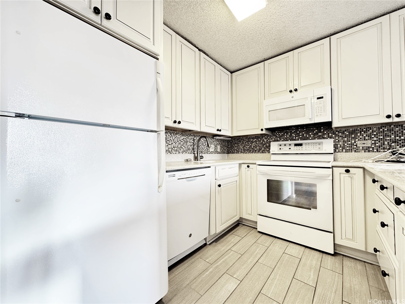 411 Hobron Lane 911