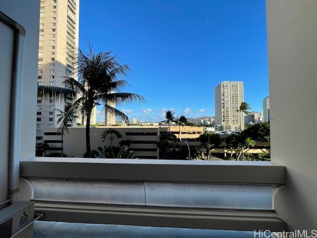 500 University Avenue 528