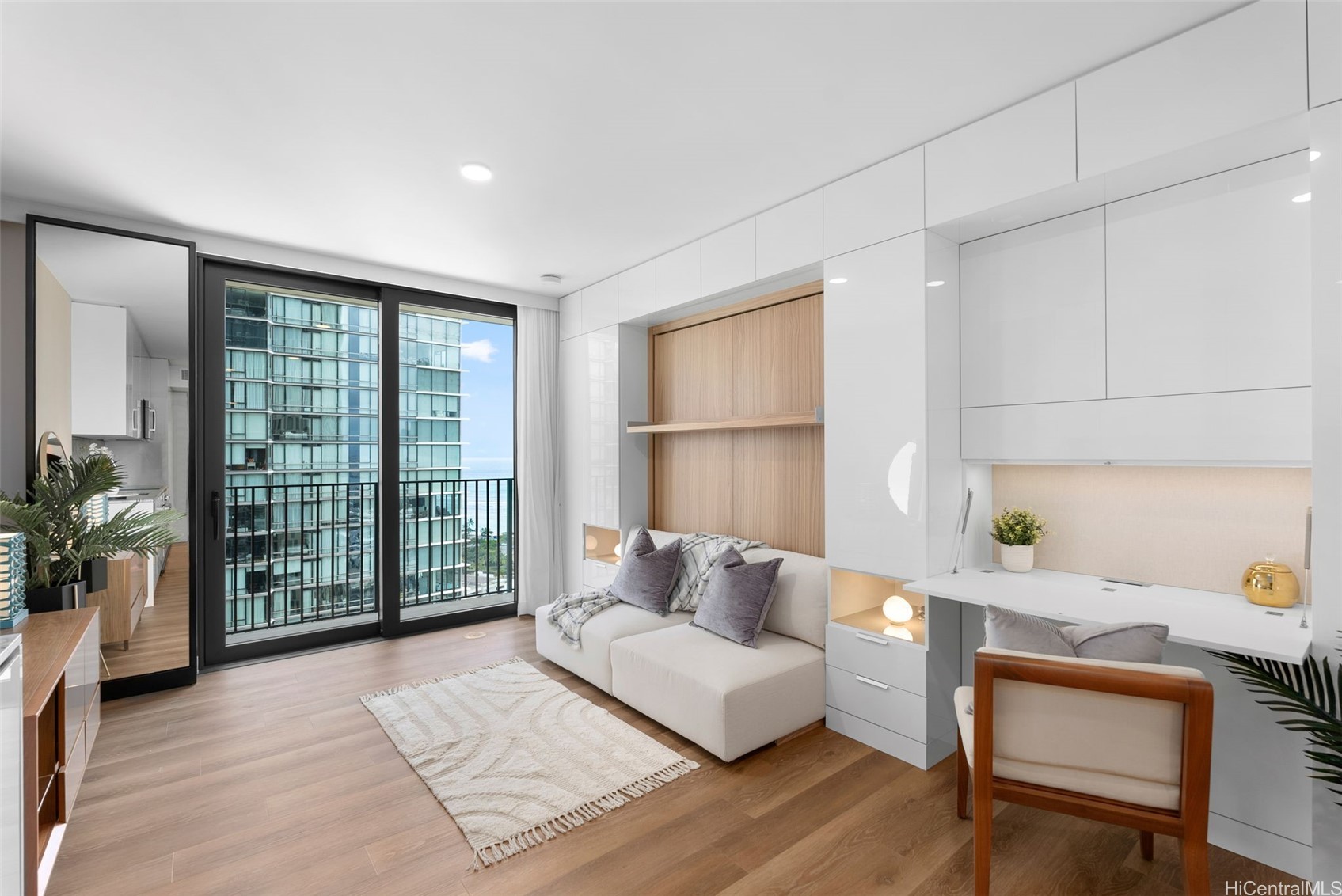 987 Queen Street 2906