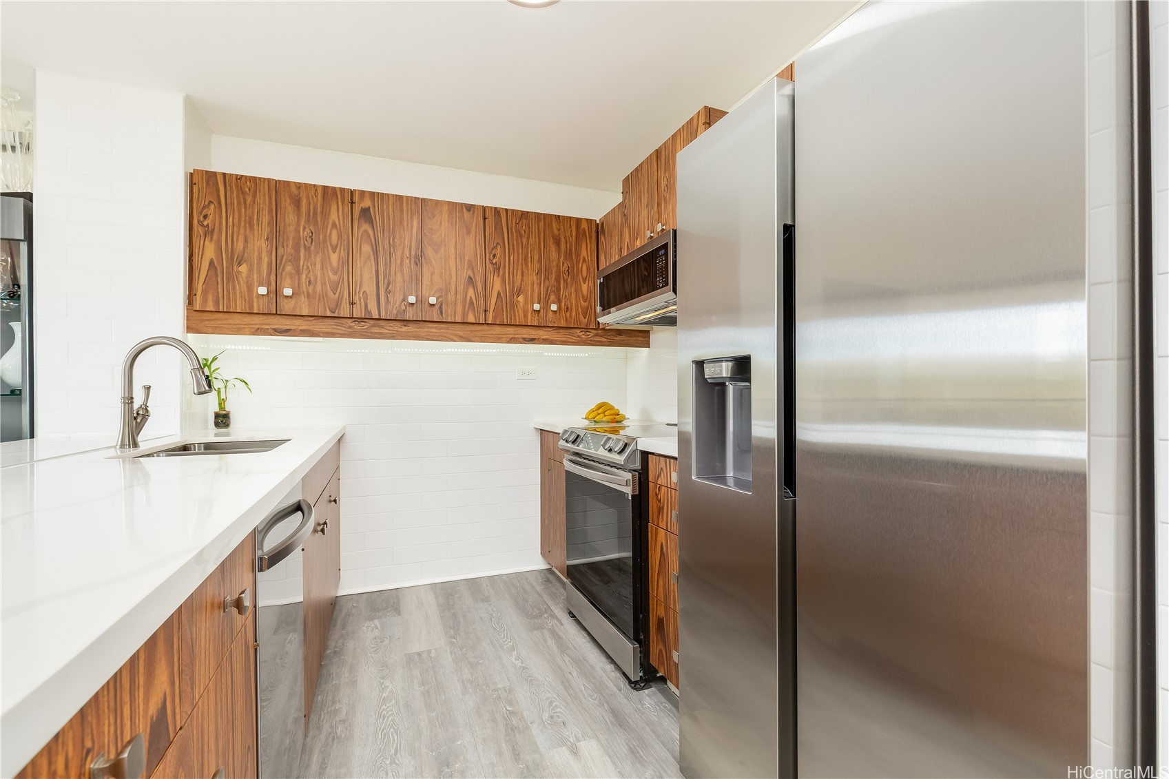 1717 Mott Smith Drive 2304
