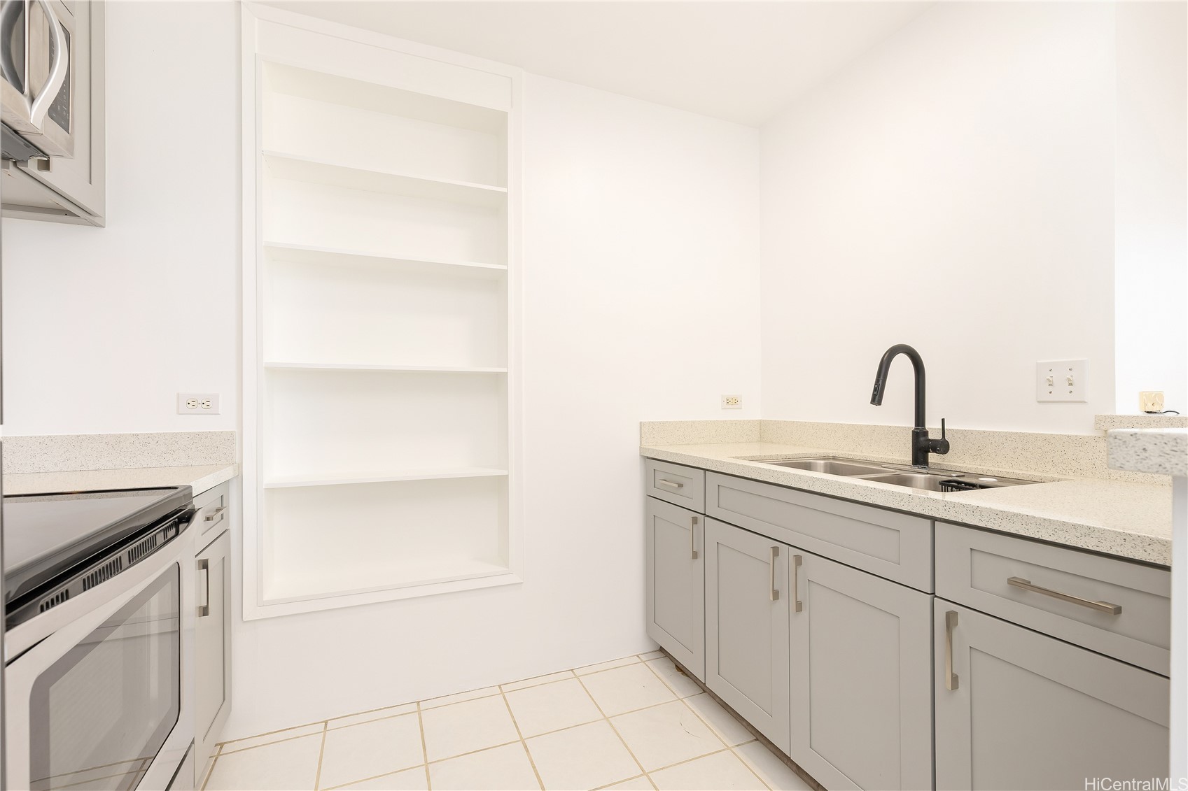 754 Ekela Avenue 608