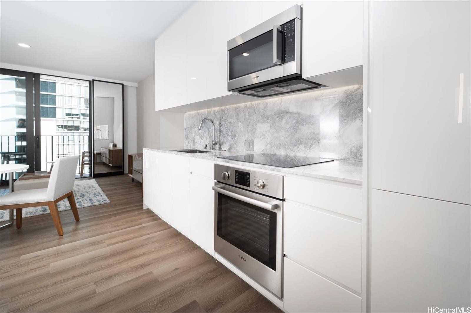 987 Queen Street 1310