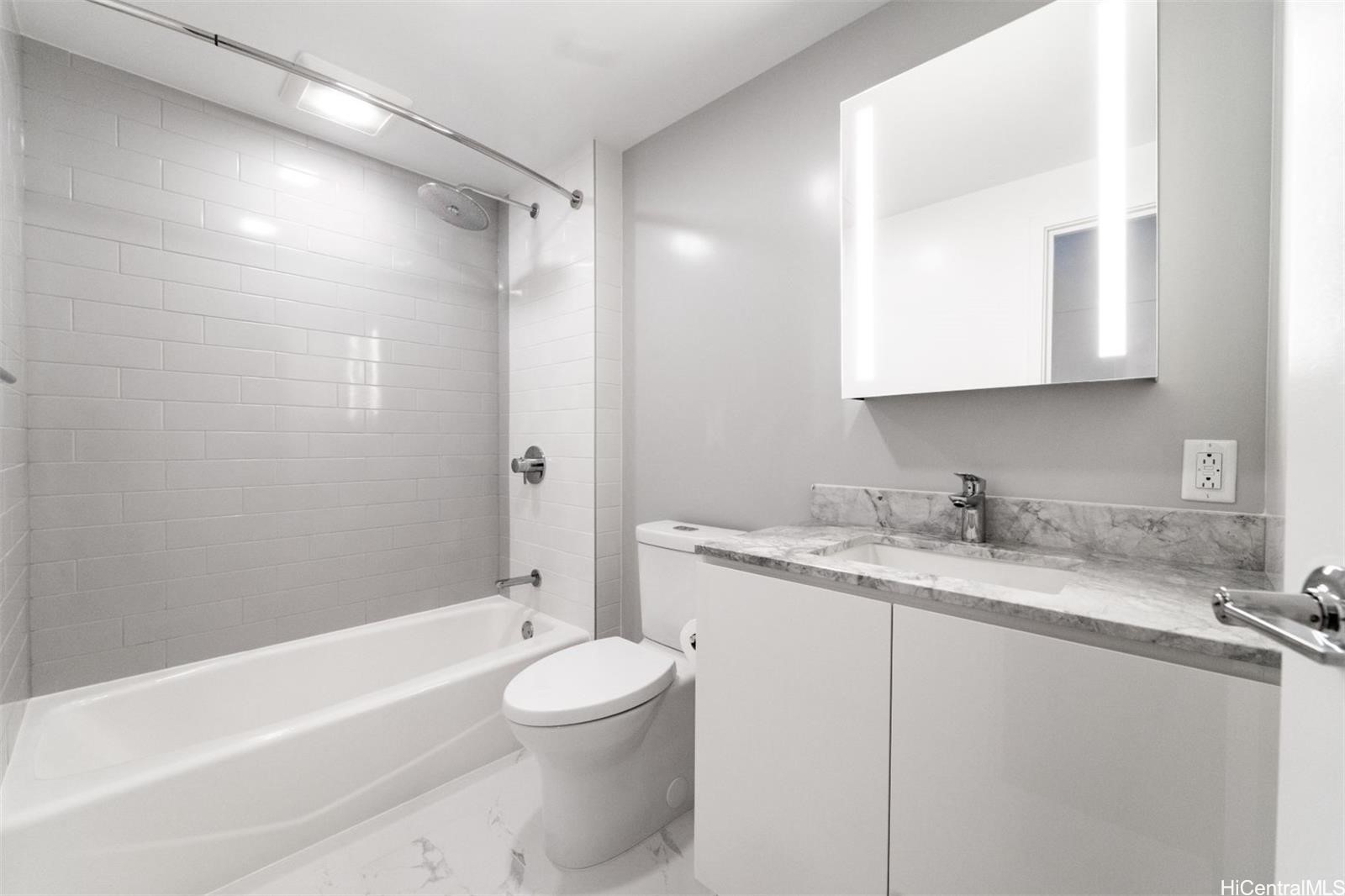 987 Queen Street 1310