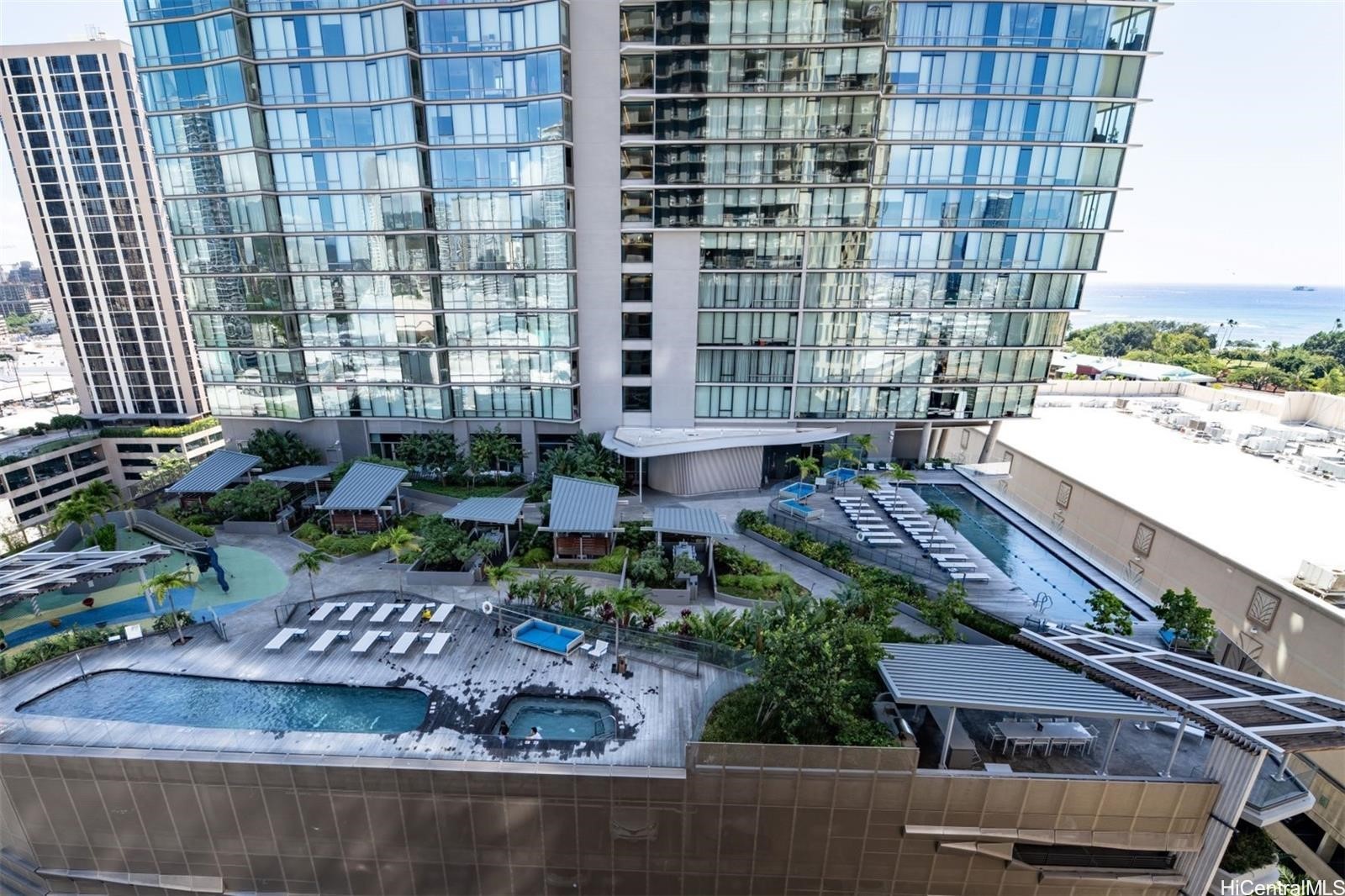 987 Queen Street 1310