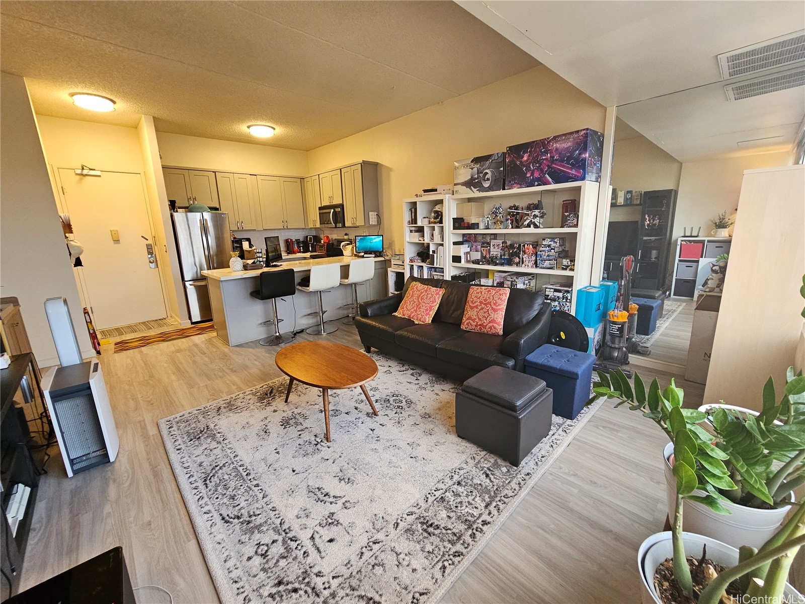 411 Hobron Lane 3907