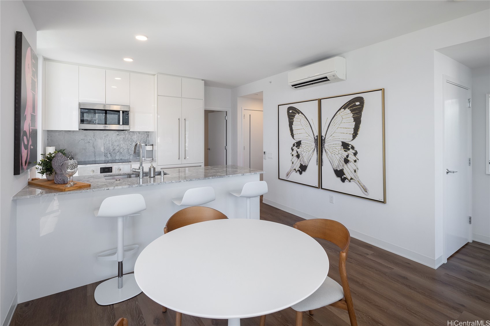 987 Queen Street 3014